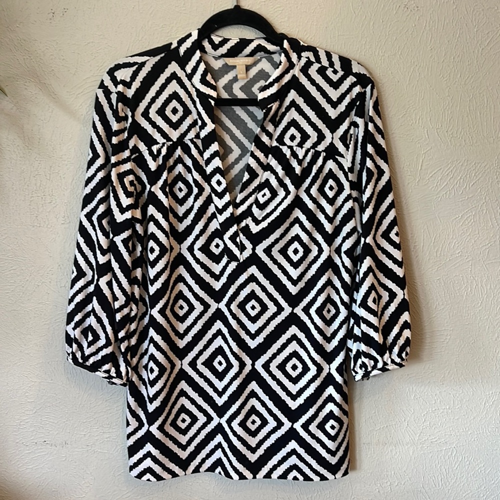 Banana Republic women’s blouse. Three-quarter sleeve. Black and white. Size L.